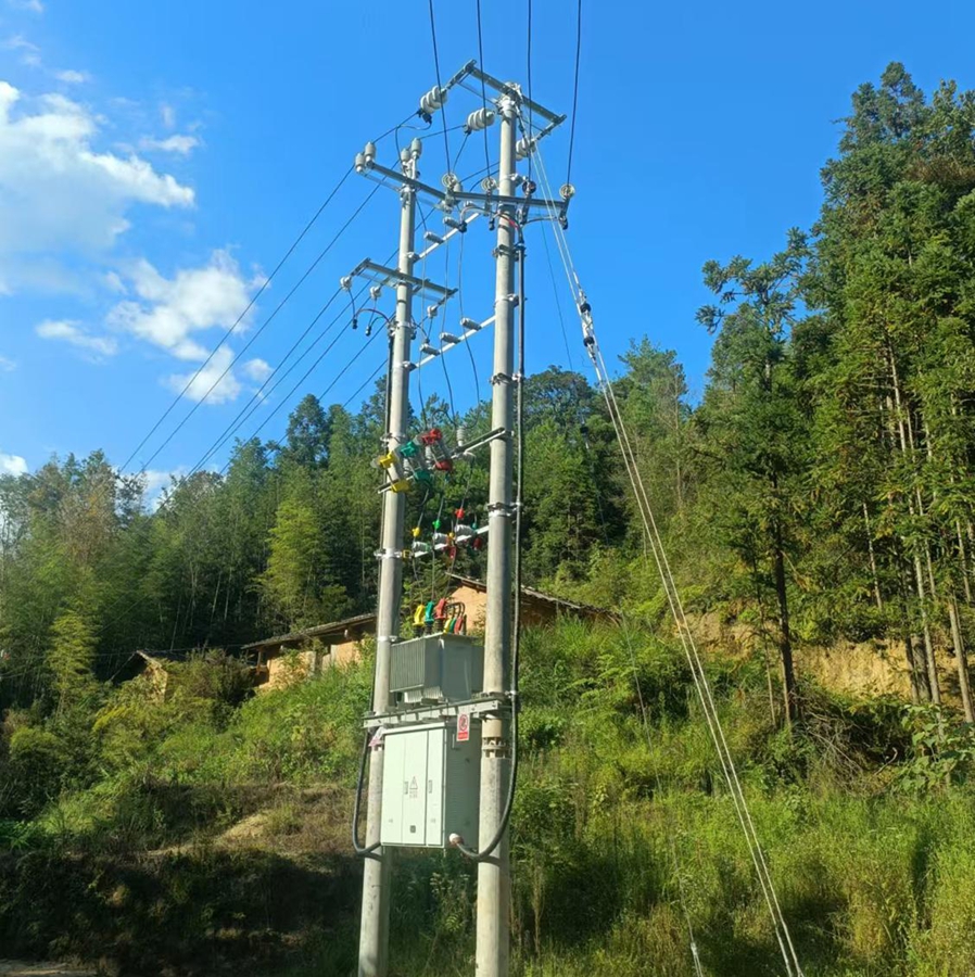 矗立于千米山巅的电杆。温忠长摄