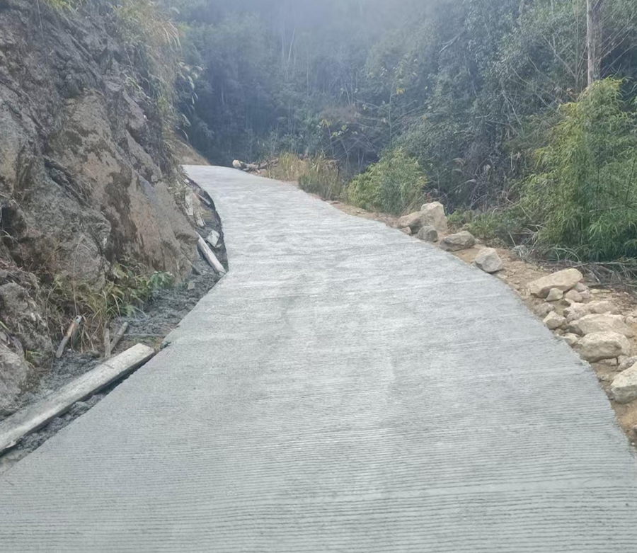 硬化后的水泥路面。温忠长摄