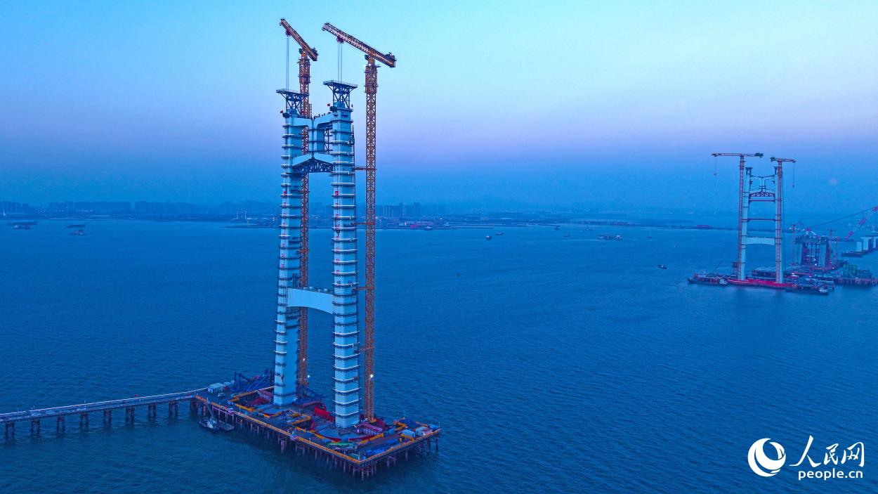 厦金大桥（厦门段）东西主塔双双封顶。人民网记者 李昌乾摄