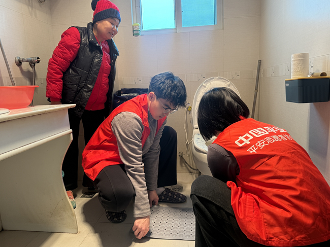 平安产险南平中心支公司志愿者入户开展适老“微改造”