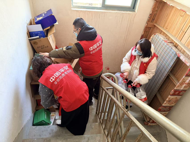 平安产险福州中心支公司志愿者开展楼道“清障”行动