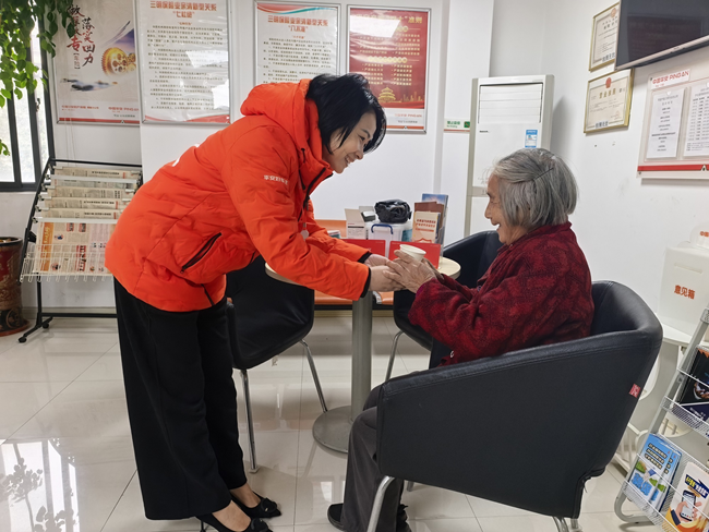 平安产险三明中心支公司工作人员热情接待上门办理业务的老年客户