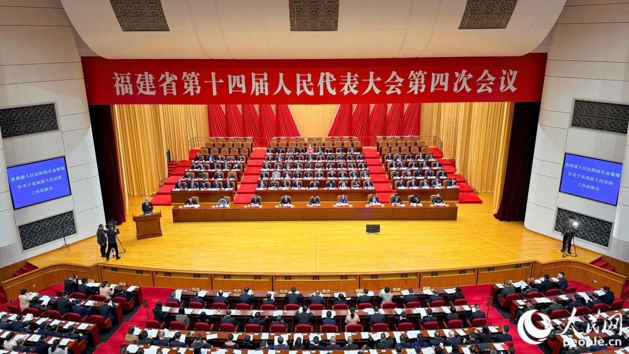 福建省高级人民法院院长金银墙向大会作法院工作报告。人民网 林铭贤摄