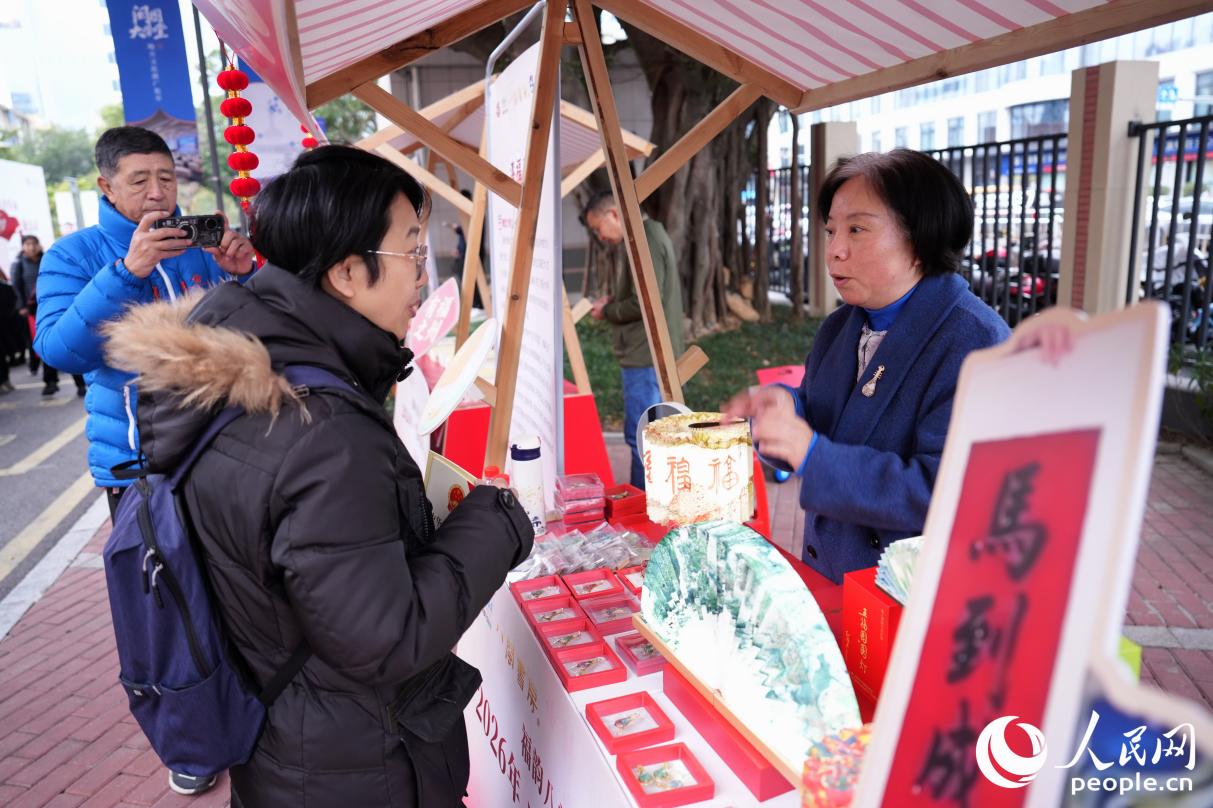 市民了解福州非遺大漆工藝。人民網記者 李唯一攝