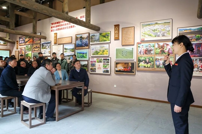 现场讲授微党课——“东有土楼”的故事