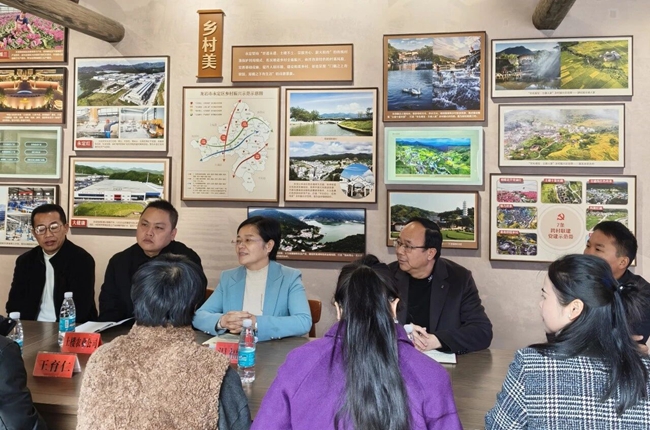 在“东有客家土楼”主题馆（新农人部落）内召开座谈会