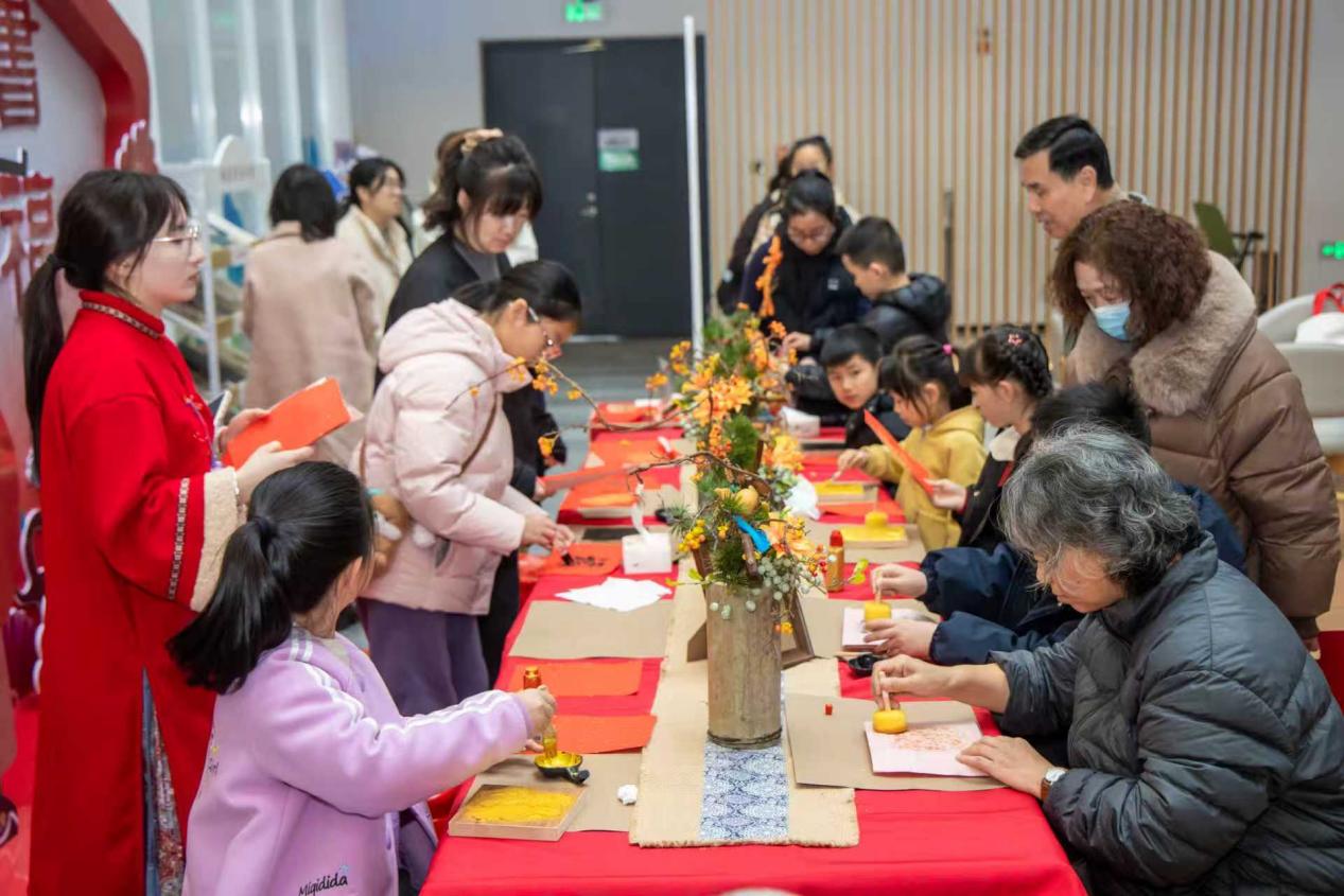 現場體驗“福”字雕版的制作與拓印過程