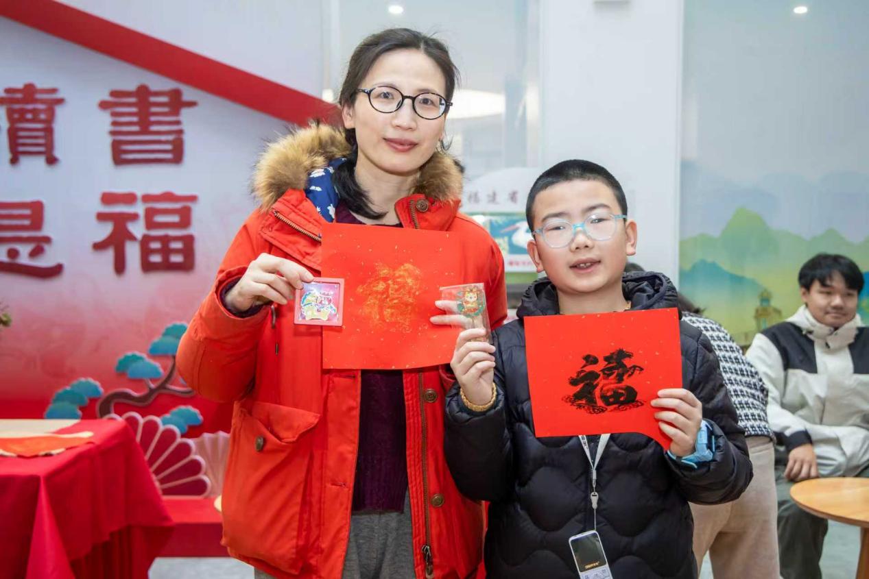 參與者現場展示拓印的“福”字