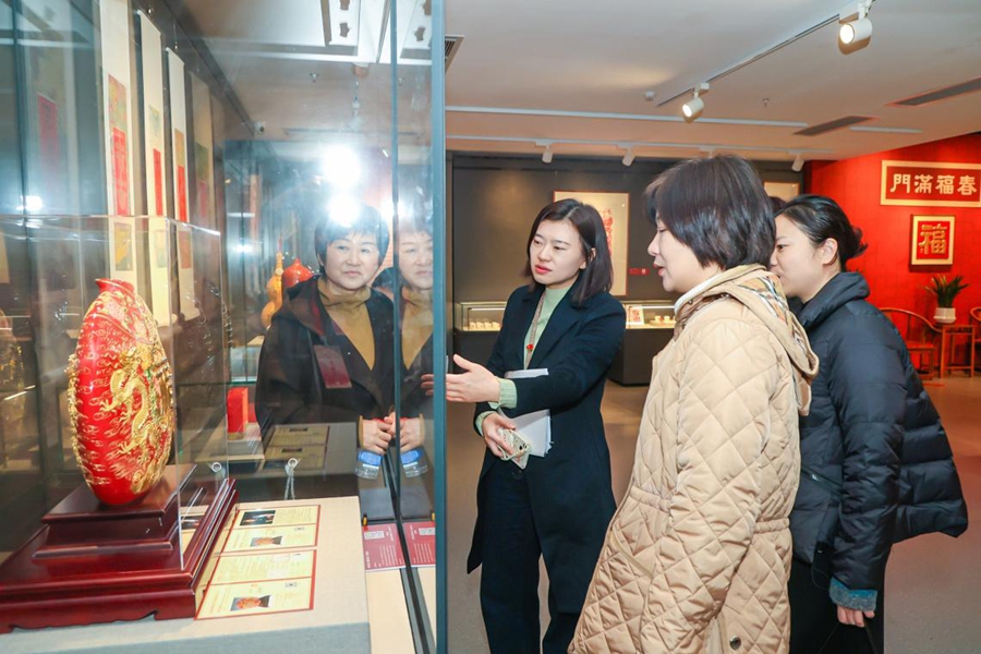 市民游客參觀瓷器主題展區