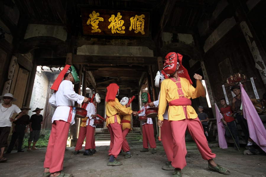 傩舞踩街活动 在河源村顺德堂举行。邵武融媒供图