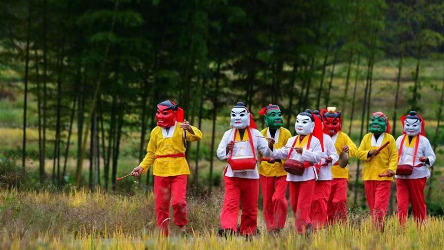 傩舞队在田间表演，祈求五谷丰登。邵武融媒供图