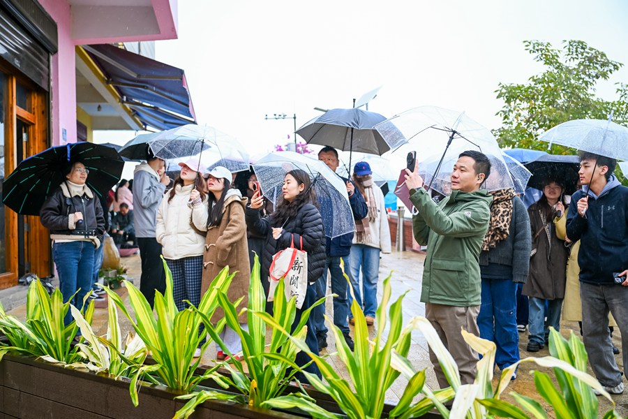 參觀后田藝術村落。夏海濱攝