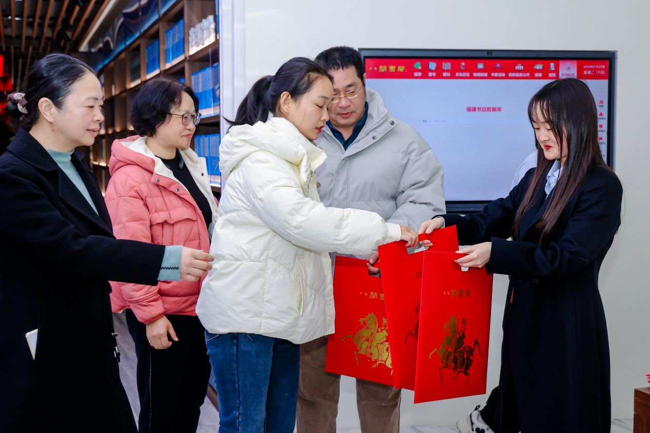 讲座后，听讲读者领取“八闽书房”新春福礼