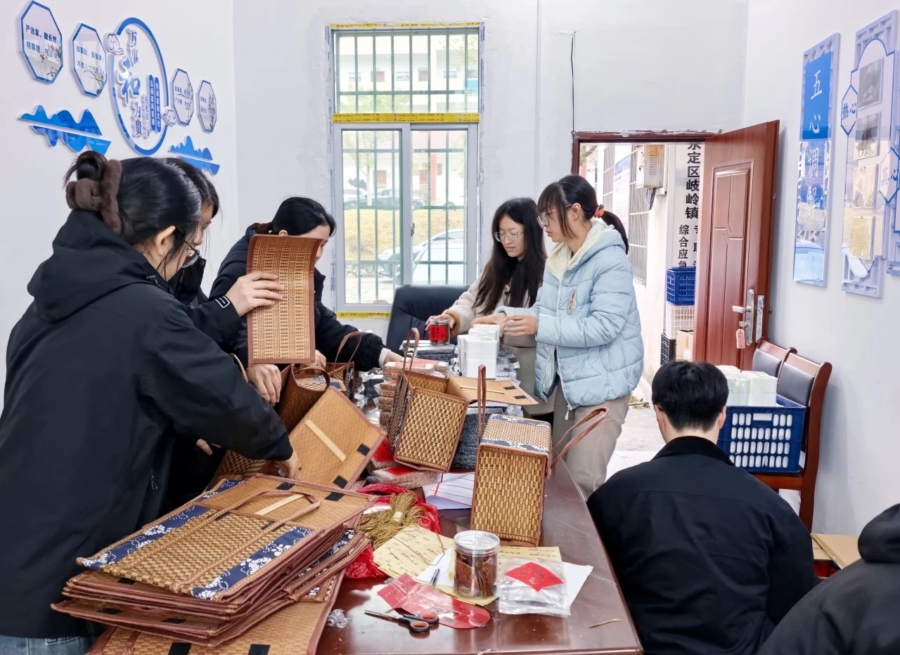 镇村干部为产品进行打包封装