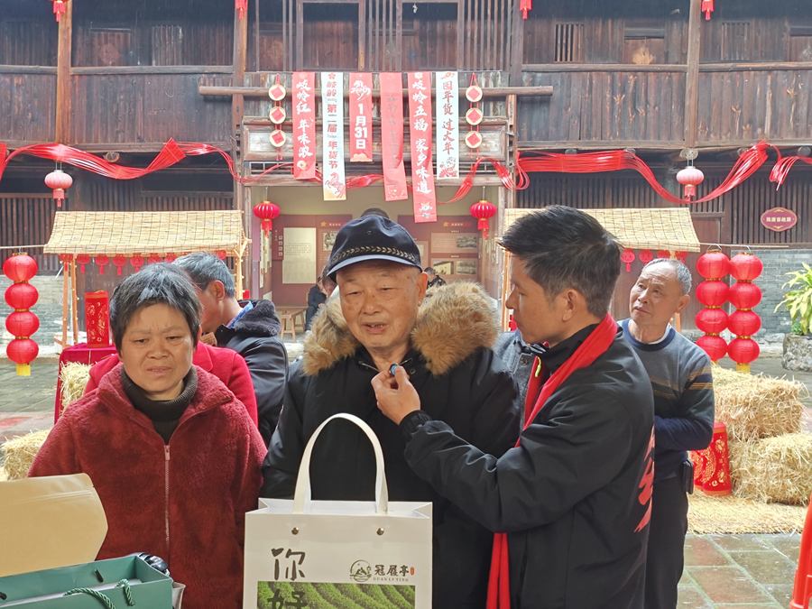 茶叶老专家陈照年为岐岭高山茶做宣传