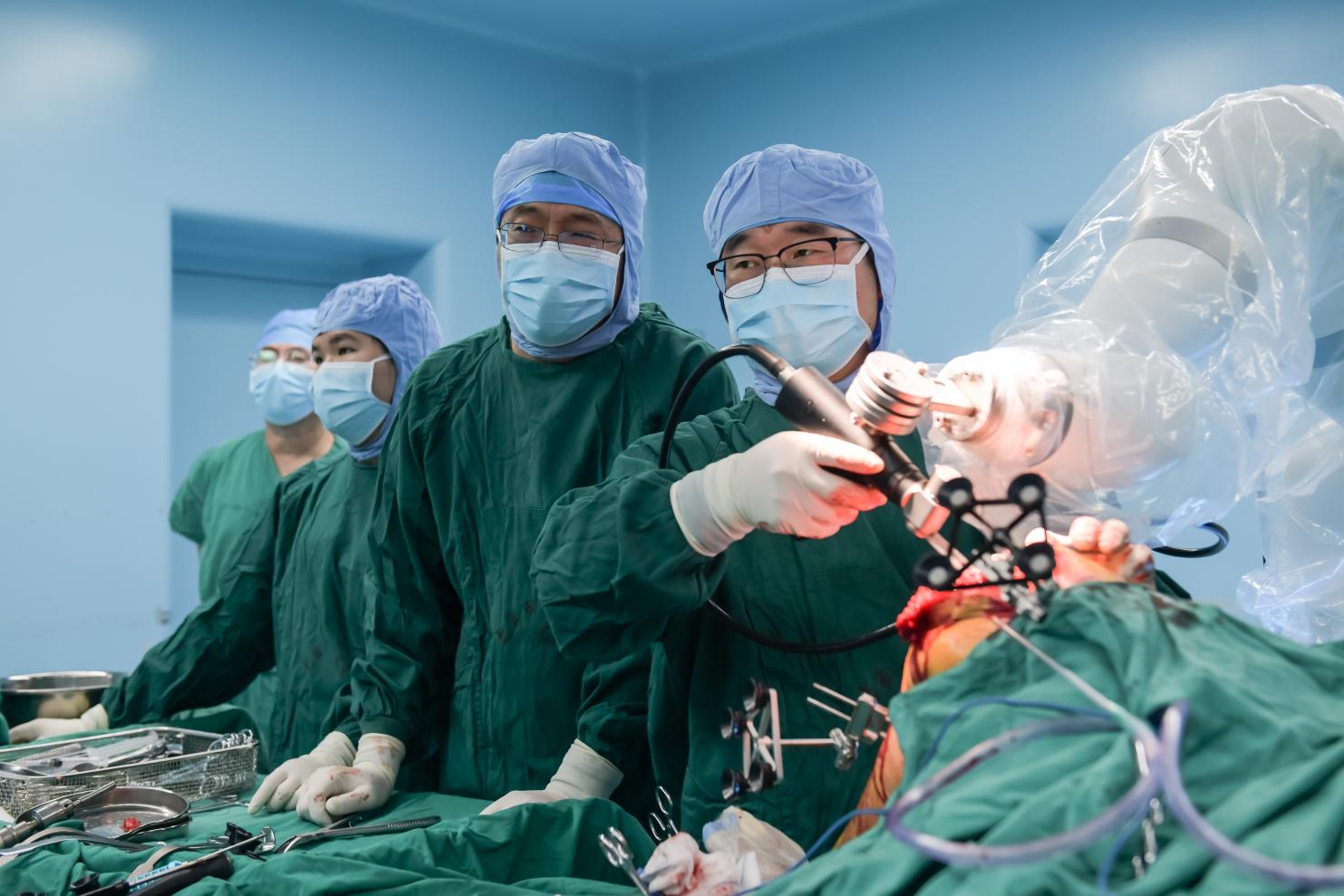 机器人辅助下人工全膝关节置换术