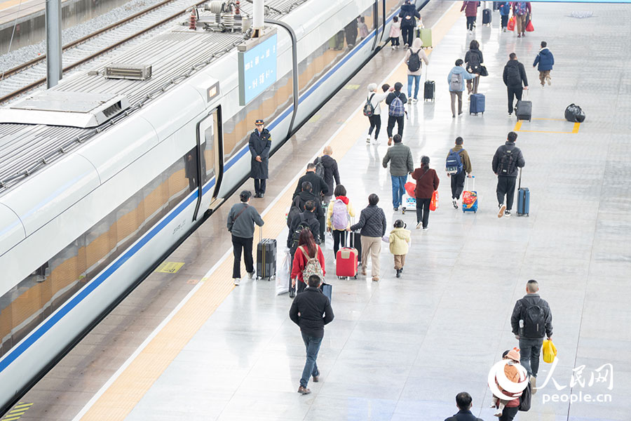 春运首日，福州火车站迎来旅客出行高峰。实习生 李雨泽摄