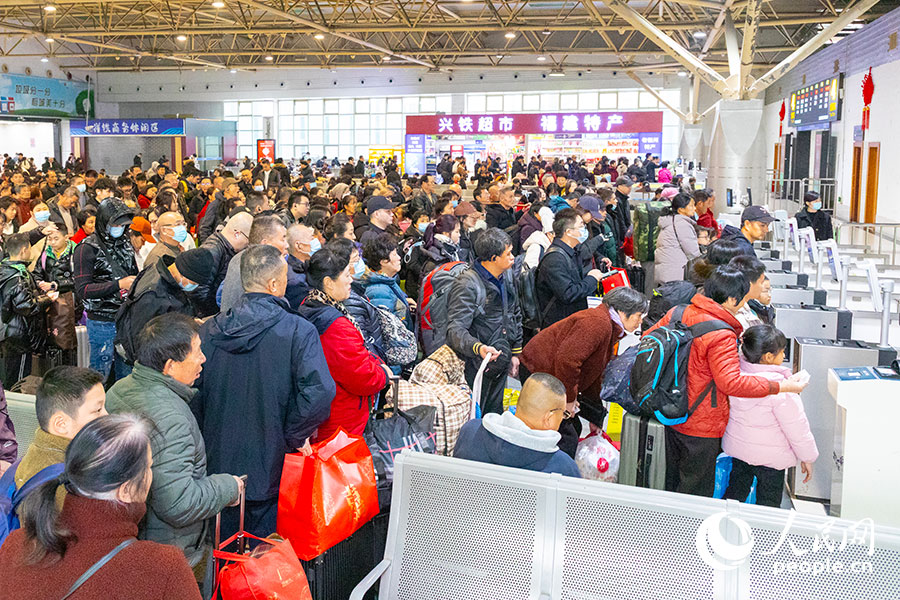 春运首日，福州火车站迎来旅客出行高峰。人民网记者 焦艳摄