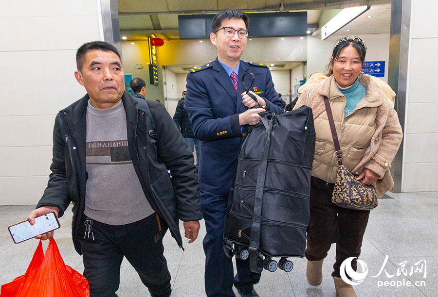 福州火车站客运工作人员温馨服务旅客。人民网记者 焦艳摄