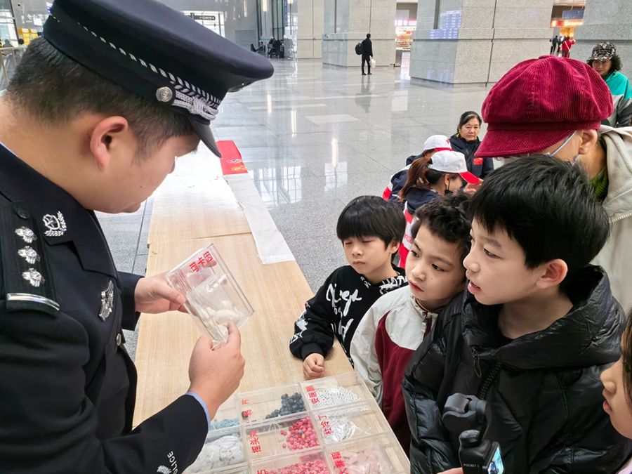 福州铁路公安处福州南站派出所民警为旅客讲解安全知识。刘晓彬摄