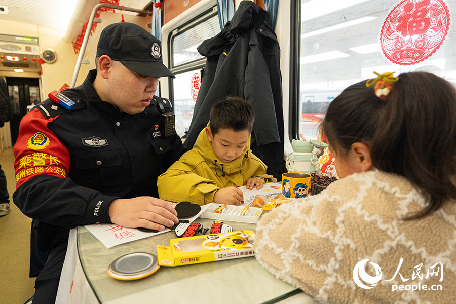 福州铁路公安处乘警支队民警温情相伴孩子回家路。实习生 李雨泽摄
