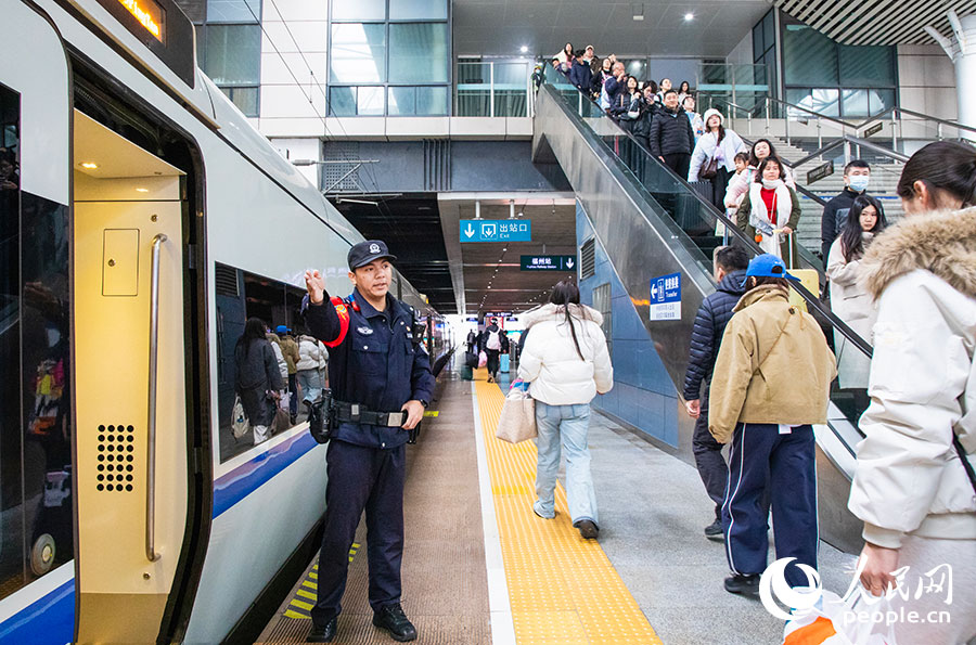 福州铁路公安处乘警支队民警守护旅客平安返乡路。人民网记者 焦艳摄