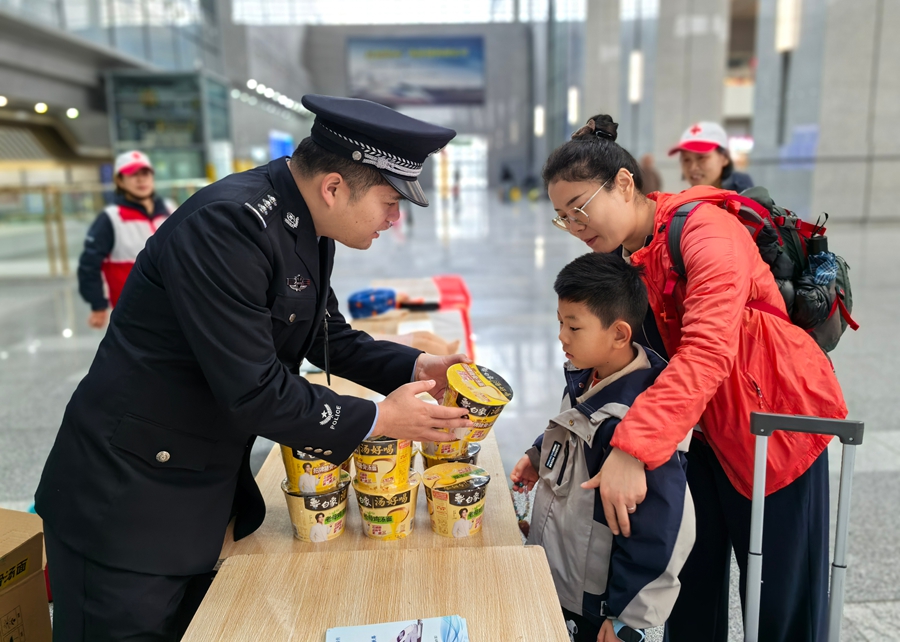 福州铁路公安处福州南站派出所联合爱心企业送温暖。刘晓彬摄