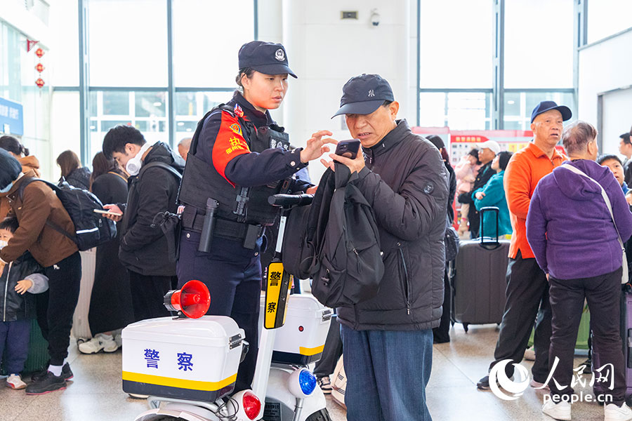 福州铁路公安处民警驾驶平衡车巡查，为群众提供列车信息指引服务。人民网记者 焦艳摄