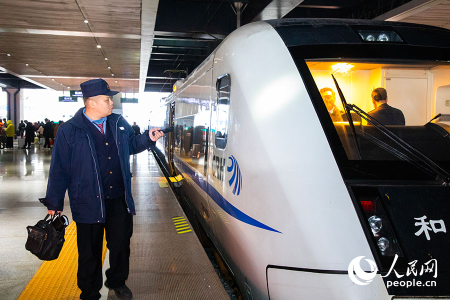 动车组机械师确保列车状态完好。人民网记者 焦艳摄