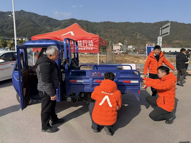 平安产险志愿者主动开展免费车辆安全检测服务，为车身张贴反光标识，提升夜间行车可见性