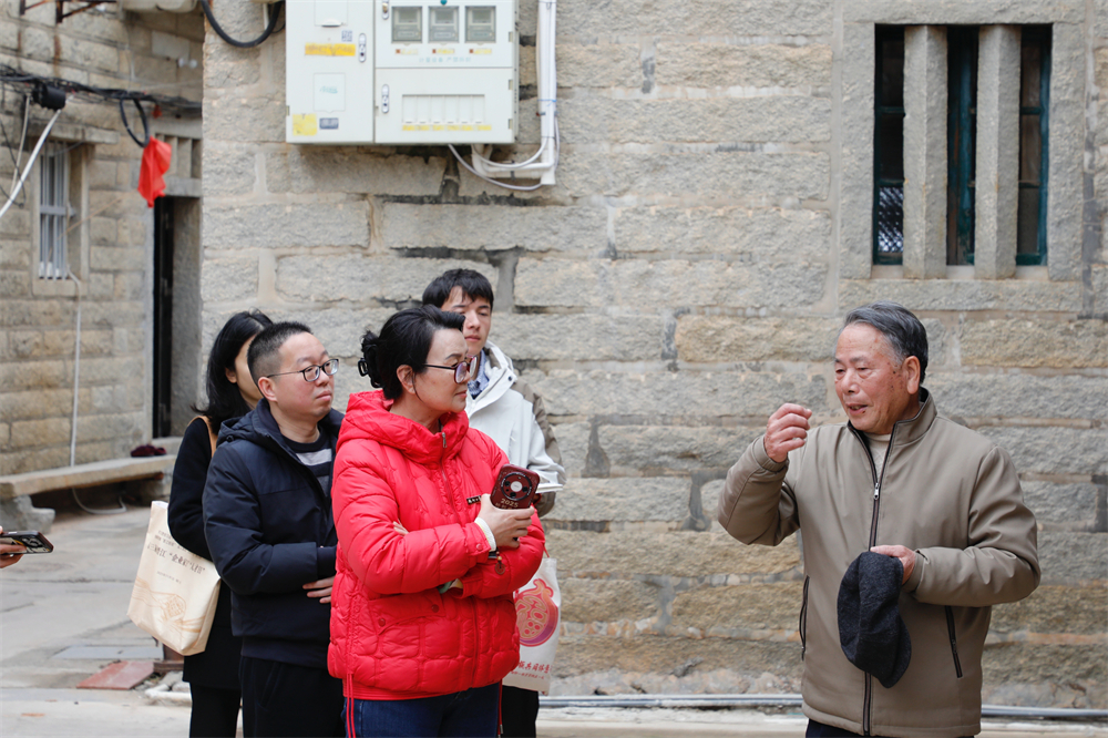 劉敏榕與實踐隊員同非遺傳承人交談
