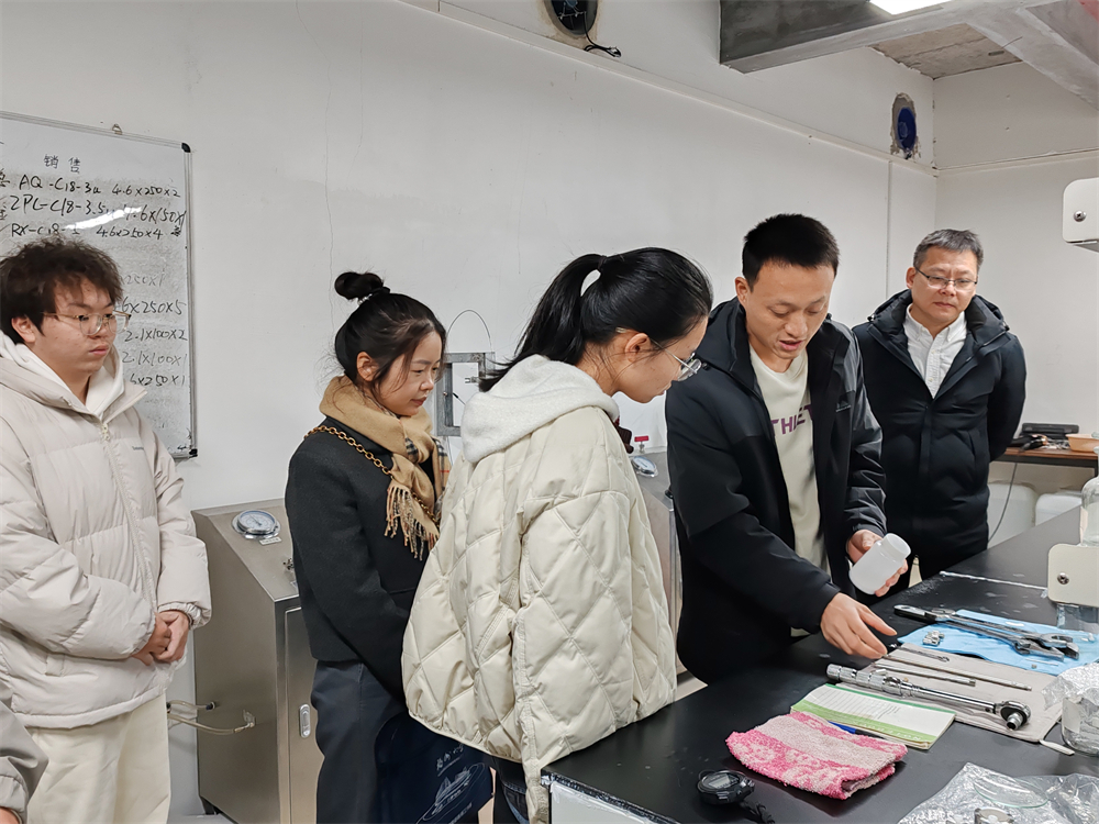 實踐隊員聆聽教師講解裝柱工藝