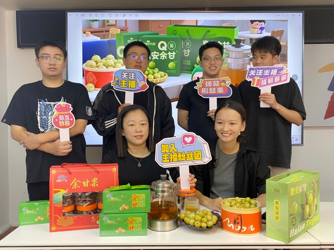 聯合社和公司聯合直播，推介余甘系列產品