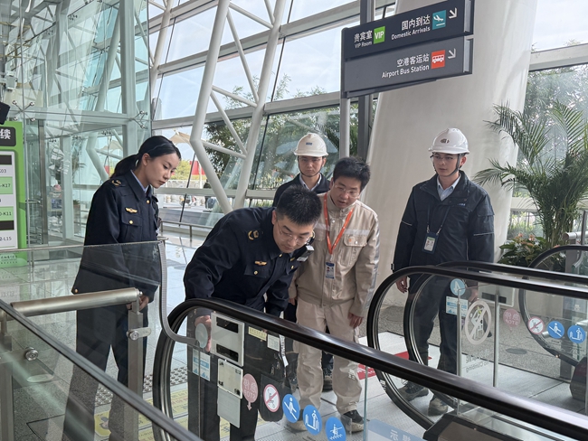 執法人員對人員密集場所的特種設備開展專項安全檢查。湖裡區市場監督管理局供圖