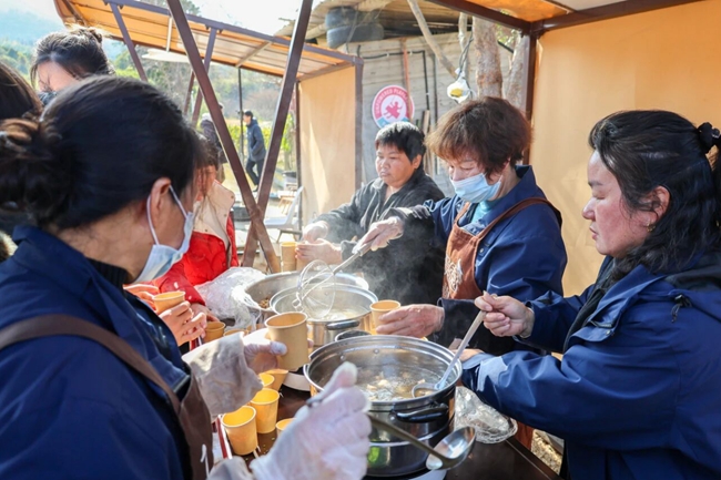 “村味集市”上，市民群眾選購品嘗特色美食