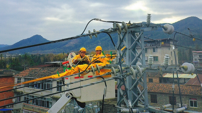 国网邵武市供电公司工作人员在10千伏沙塘I线路上开展带电检修