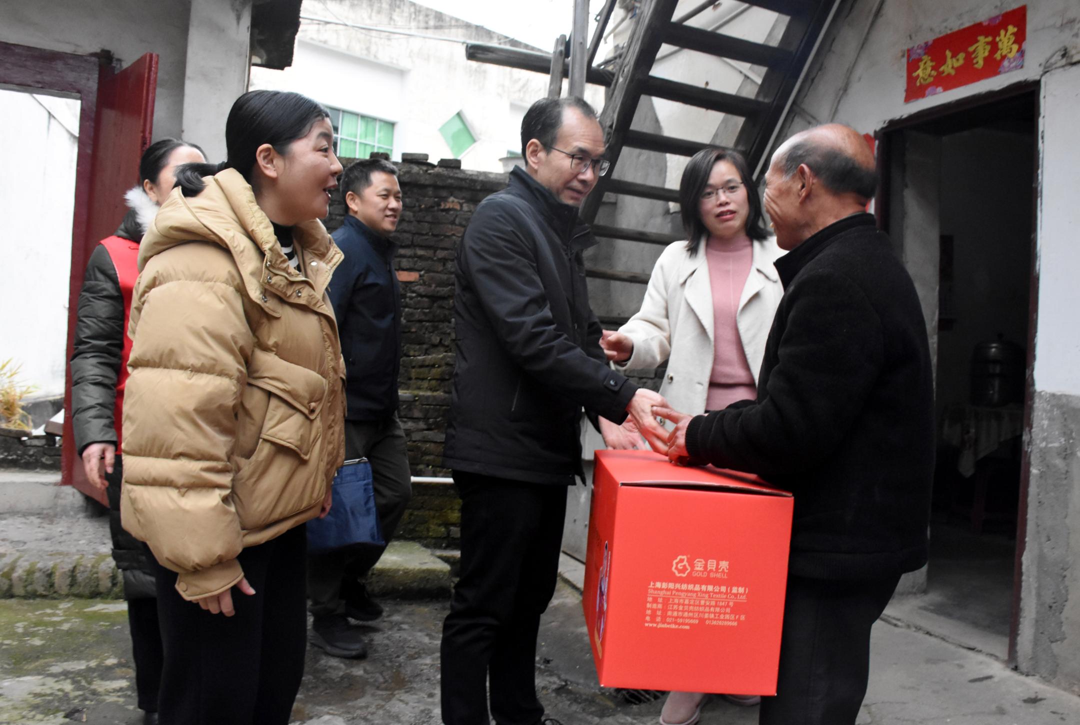 龙岩市民政局干部在永定区凤城镇探访困难独居老人