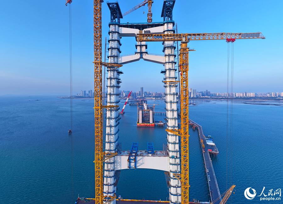 晨曦中的西主塔，矗立在波光粼粼的海面上。人民網記者 李昌乾攝