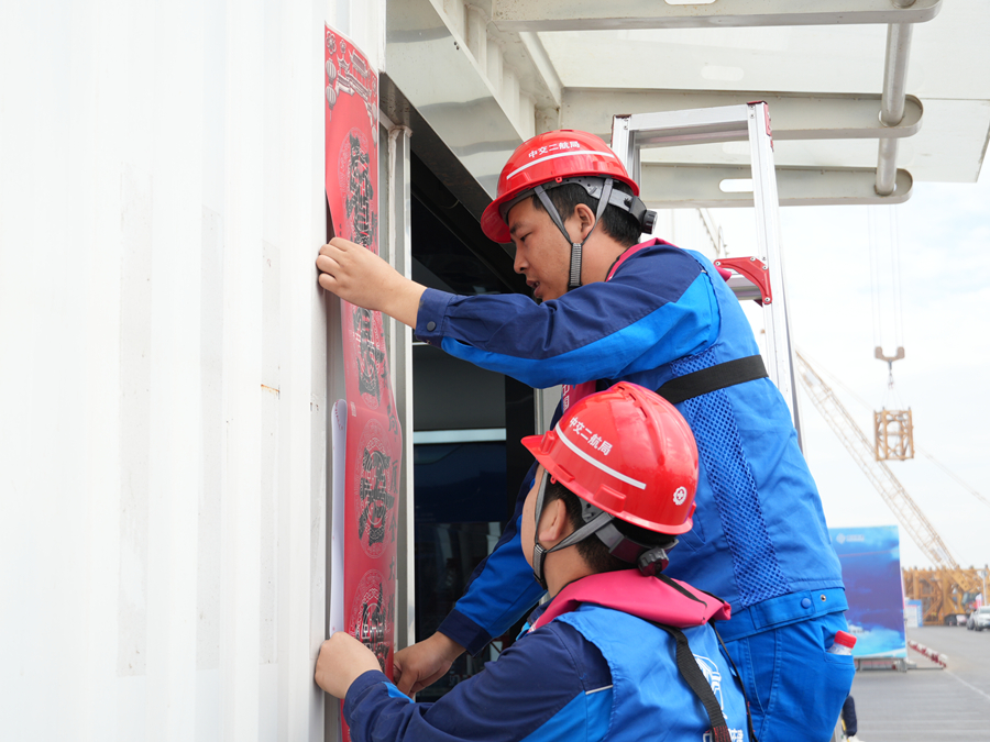 廈金大橋（廈門段）的建設者在貼春聯，工地年味濃。方艷艷攝