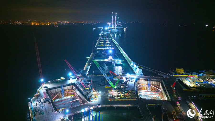 夜間，項目建設依舊繁忙。人民網記者 李昌乾攝