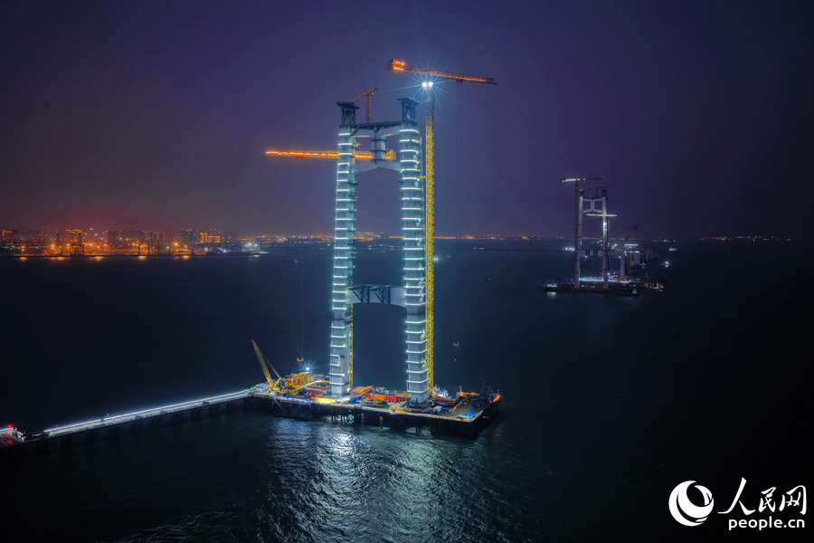 夜色璀璨，廈金大橋（廈門段）項目工地燈火通明，與岸邊城市霓虹遙相呼應。人民網記者 李唯一攝