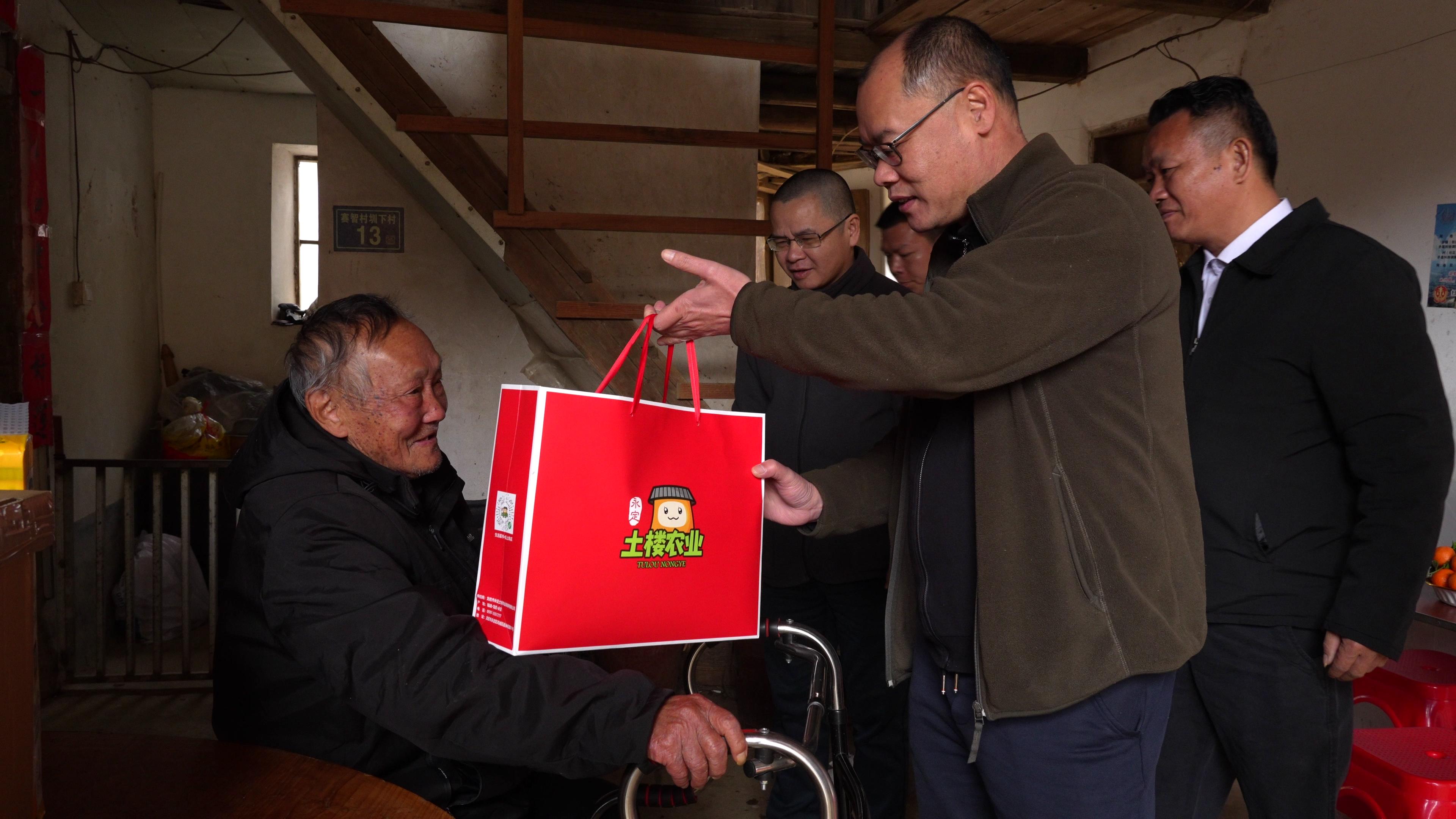 慰问物资送到村里