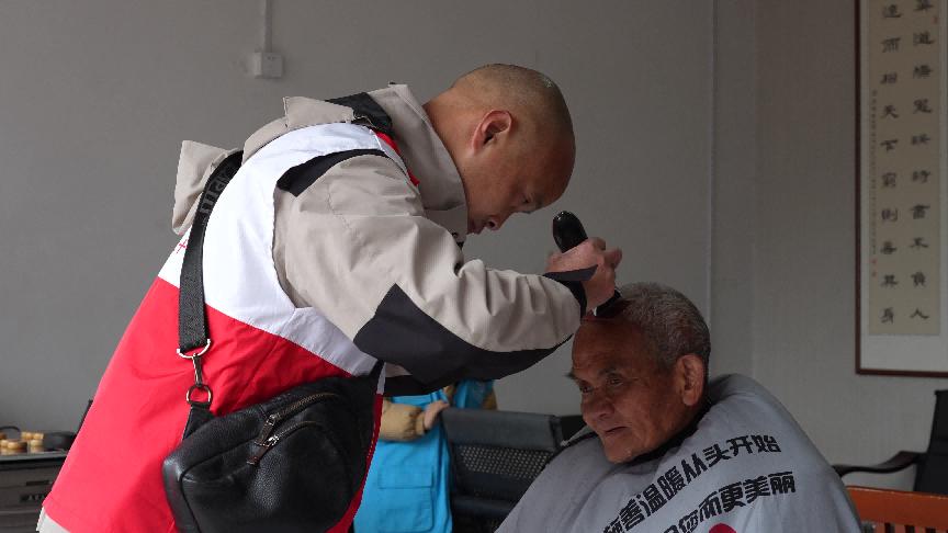 志愿者上门理发