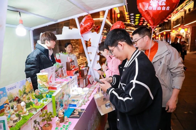 市民在攤位前流連