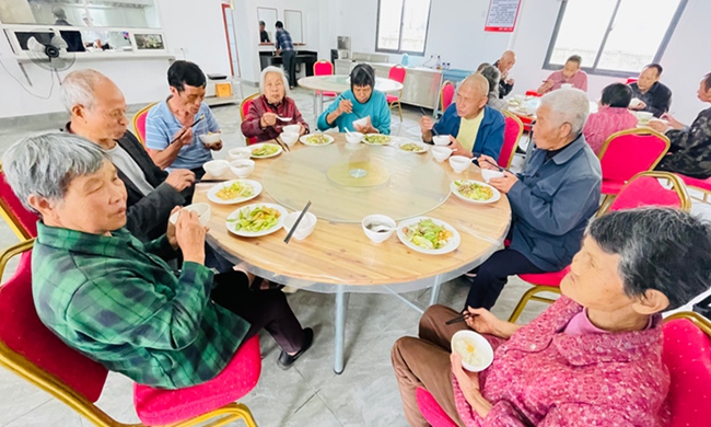 官田乡桂东村长者食堂为独居老人提供日常餐食服务