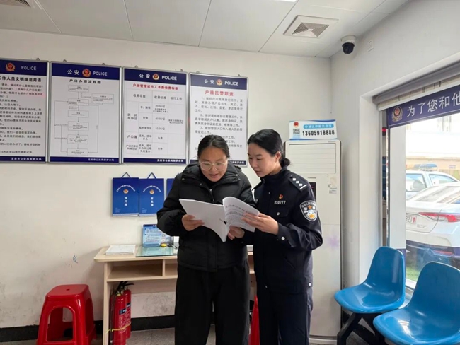 在新罗区中城派出所户籍室，户籍民警为群众讲解落户新政