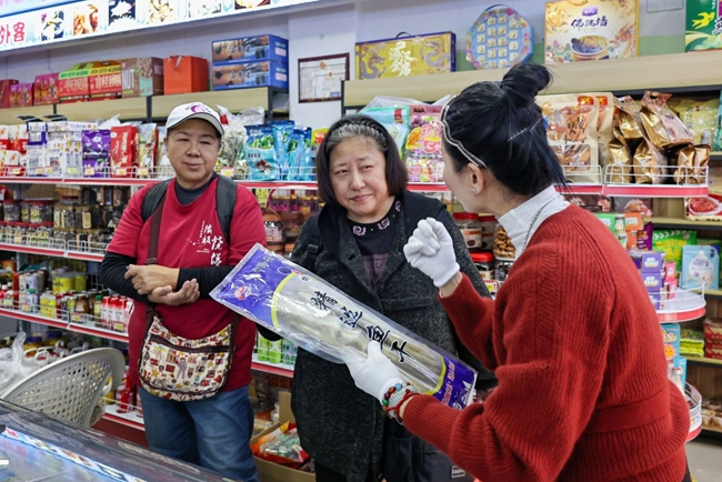 工作人員熱情推介商品