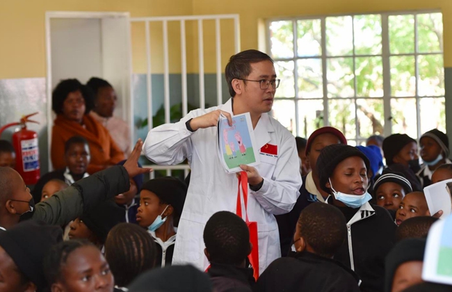 援非干部在博茨瓦纳首都马丽娜医院开展医疗援助工作