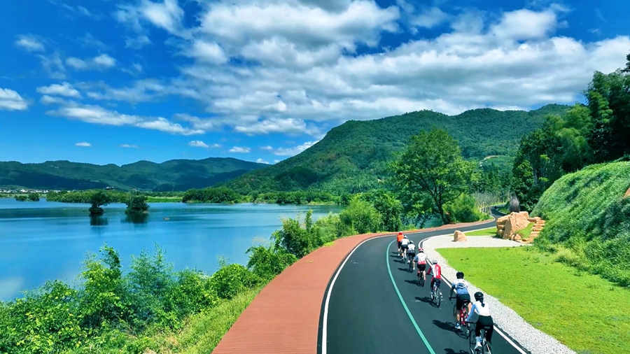 骑友们在崇阳溪漫游道骑行。孙开彦摄