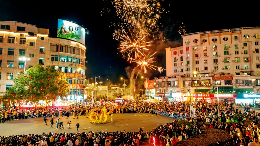 元宵舞龙表演。孙开彦摄